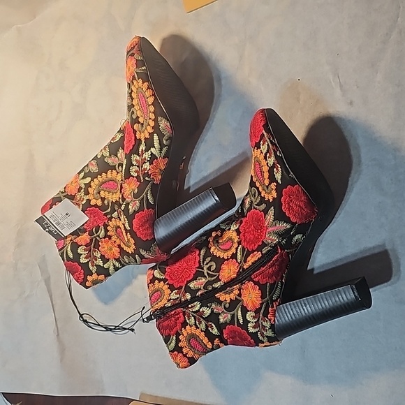 Women's Rue21 Embroidered Heeled Ankle Boots NWT - Picture 1 of 10